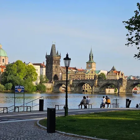 Lyly - Modern With Free Parking *