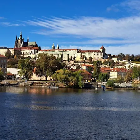 Lyly - Modern With Free Parking Prag